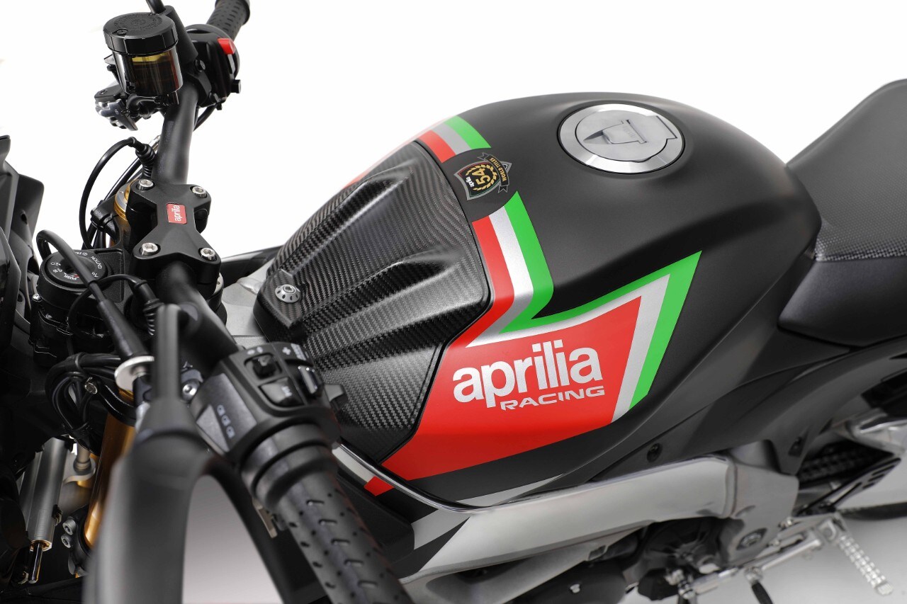 Aprilia Tuono V4 1100 Factory: le sospensioni diventano semiattive